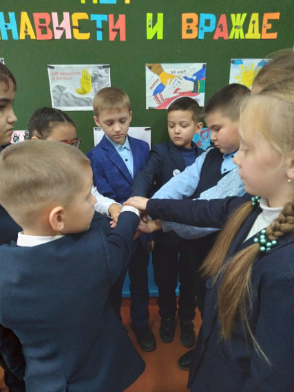 "Нет ненависти и вражде".